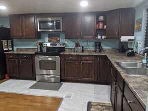 Private kitchen - Entire House Close to BEACH- Quiet-Spacious-Pool (Panama City)