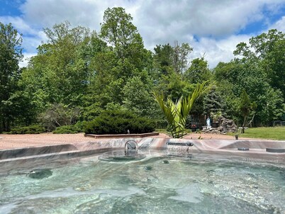 2 ACRE POCONO HOUSE WITH SALTWATER HOT SPRINGS• TENNIS COURT • BACKYARD• PATIO 