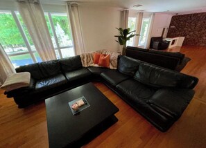 Smart TV - 2 ACRE POCONO HOUSE • PRIVATE POOL • TENNIS COURT • BACKYARD • PATIO  (East Stroudsburg)