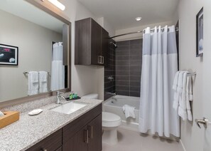 Combined shower/bathtub, hair dryer, towels, soap - Studio/Austin - Rooftop Pool, BBQ! (Austin)