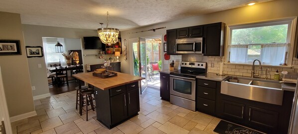 Refrigerador, microondas, horno y parrilla de estufa 