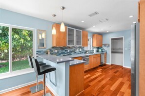 Een koelkast, een microgolfoven, een oven, een kookplaat