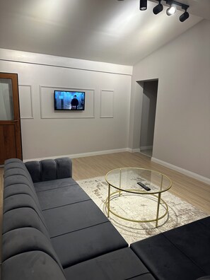 Minibar, escritorio, tabla de planchar con plancha y wifi gratis