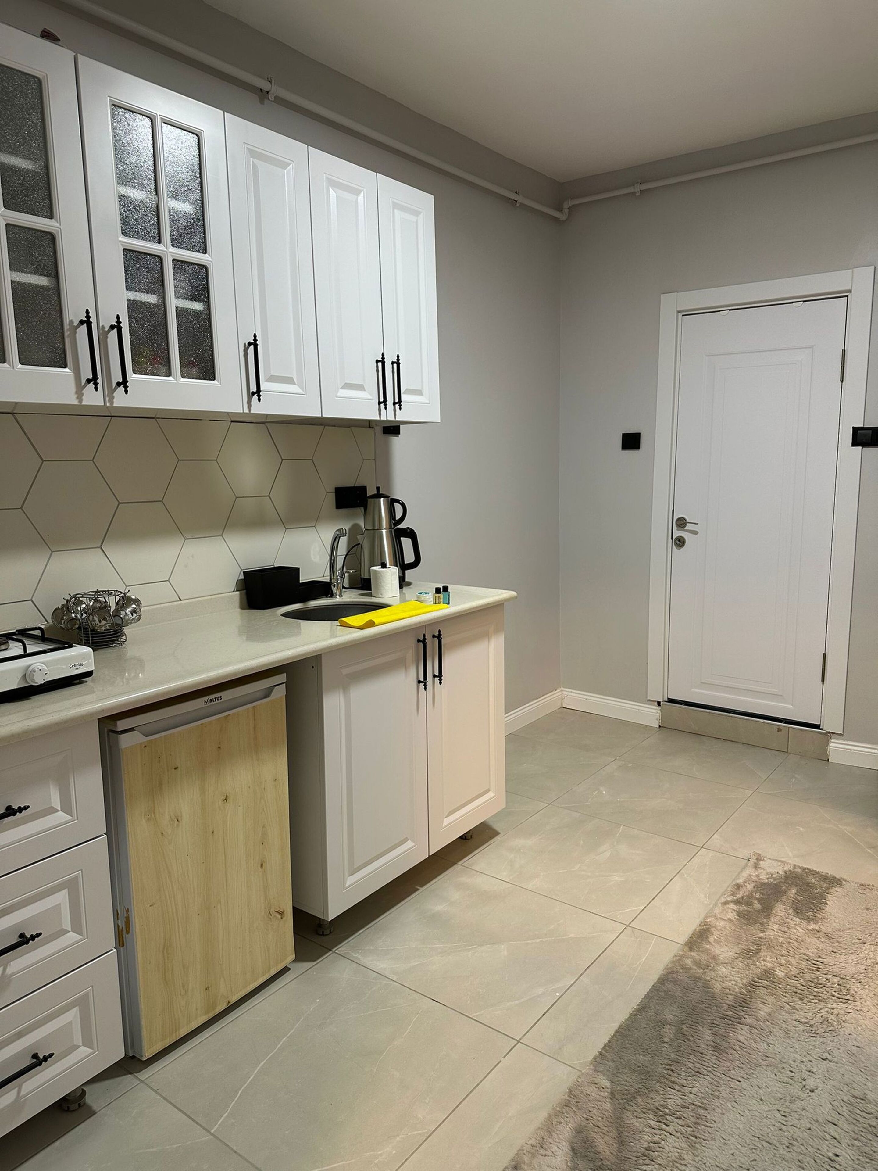 Jääkaappi, mikroaaltouuni, liesi, leivänpaahdin