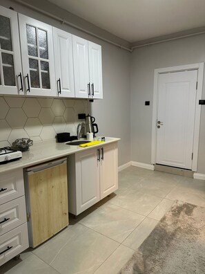 Refrigerador, microondas, parrilla de estufa y tostadora