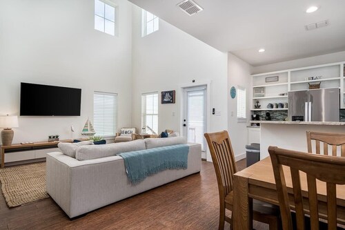 Coastal Chic Villa #5 - Comfortable King Beds