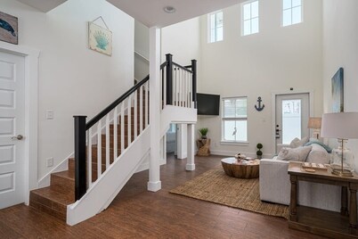 Coastal Chic Villa #1- Comfortable King Beds