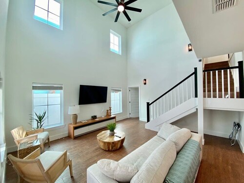 Coastal Chic Villa #4 - Comfortable King Beds