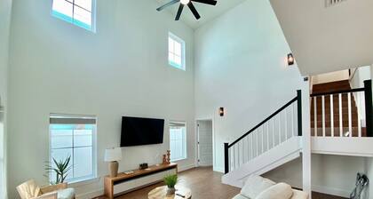 Coastal Chic Villa #4 - Comfortable King Beds