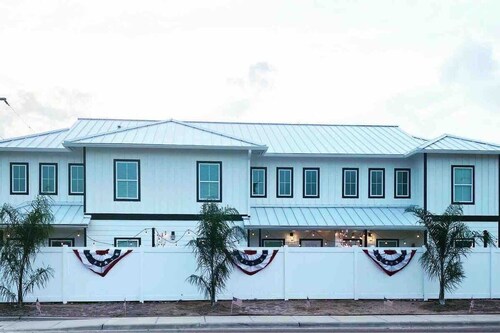 Coastal Chic Villa #4 - Comfortable King Beds