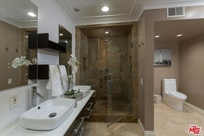 Dusche, Whirlpool, Bidet