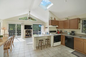 Fridge, microwave, oven, stovetop - Chappy - Family Beach House (Edgartown)
