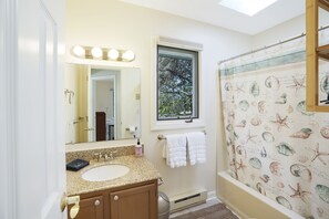 Combined shower/tub, hair dryer, towels, soap - Chappy - Family Beach House (Edgartown)