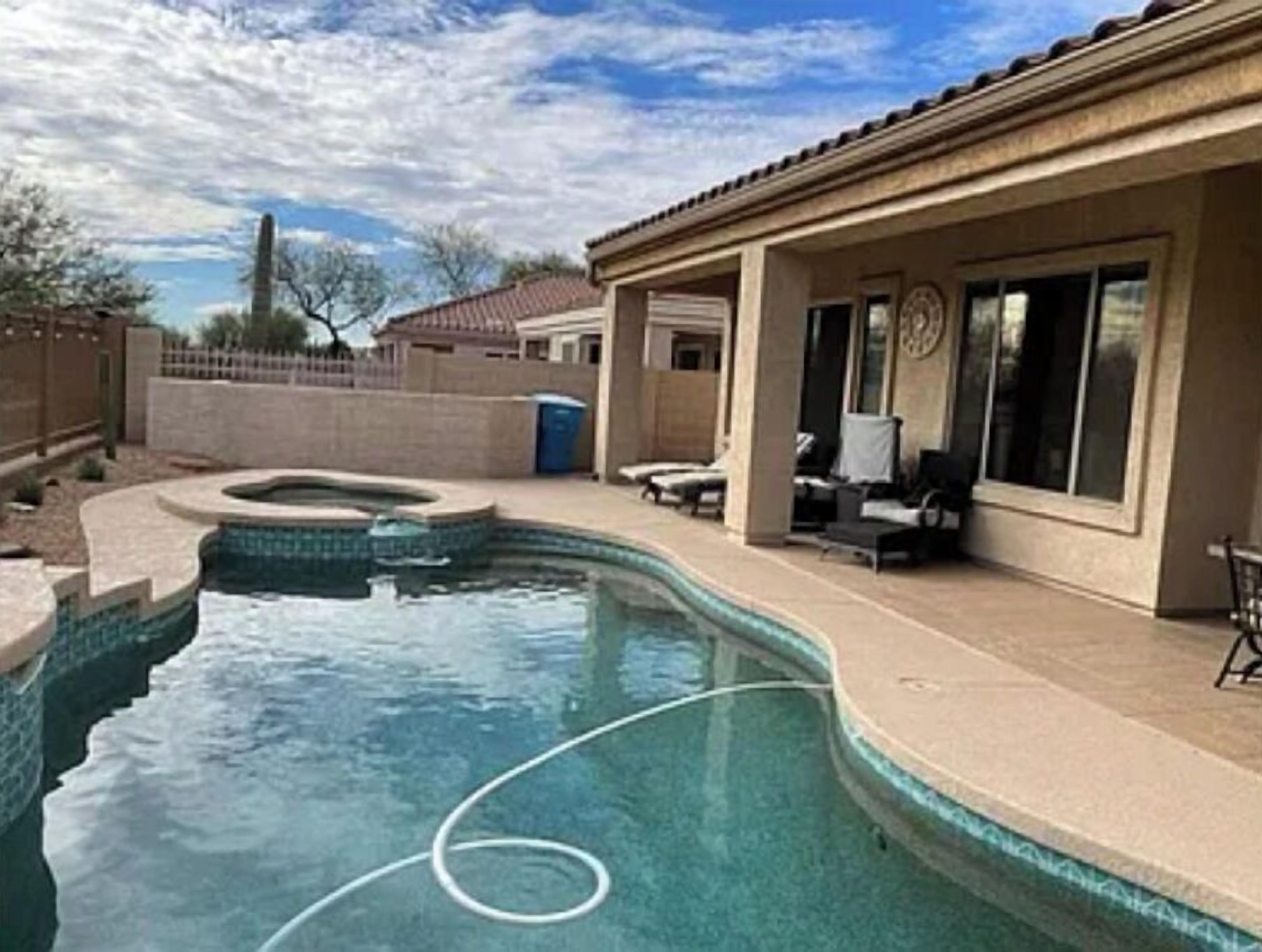 Alberca al aire libre y alberca climatizada