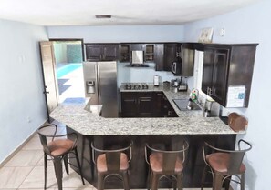 Een koelkast, een magnetron, een oven, een kookplaat