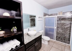 Shower, hair dryer, towels, soap - Relaxing Getaway w/ Pool, Billiards, Steps to the Beach – Perfect for Families! (Puerto Peñasco)