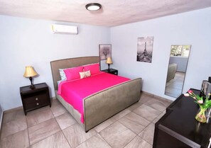 5 slaapkamers, een kluis op de kamer, een strijkplank/strijkijzer, wifi