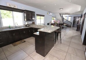 Een koelkast, een magnetron, een oven, een kookplaat