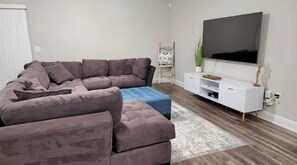 Living area - Beautiful Modern 4bd/3ba : Family Fun Game Room (Pensacola)