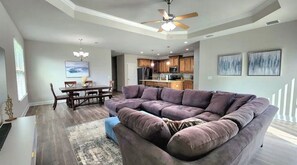 Living area - Beautiful Modern 4bd/3ba : Family Fun Game Room (Pensacola)