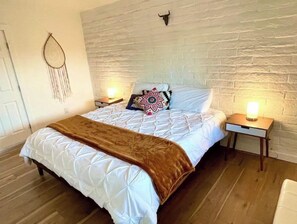 1 bedroom, memory foam beds, desk, WiFi - Retro Renovated Casita blocks from UofA & 4th Ave! (Tucson)