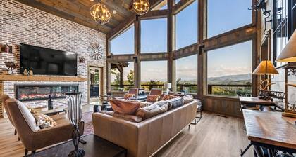 Indoor Pool, Outdoor Hot Tub, Fire Pit, Mtn View,Game~Theater Room.sleeps 21 💖 💖