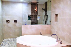 Baignoire, sĂšche-cheveux, serviettes fournies, savon