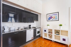 Refrigerador, horno, parrilla de estufa y utensilios de cocina