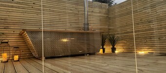 Luxury hotel style 2-bed home with hot tub central location (pet friendly)