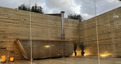 Luxury hotel style 2-bed home with hot tub central location (pet friendly)