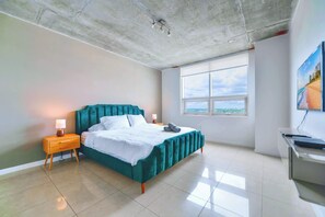 2 bedrooms, iron/ironing board, WiFi, bed sheets - Modern Midtown Gem - Walk to Everything (Miami)