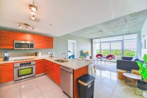 Fridge, microwave, oven, stovetop - Modern Midtown Gem - Walk to Everything (Miami)