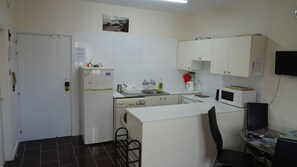 Geladeira, micro-ondas, cooktop, cafeteira/chaleira
