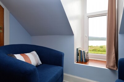 Chapelton Cottage by Loch Fyne, picturesque location