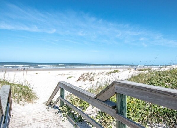 Plage à proximité, chaises longues, serviettes de plage
