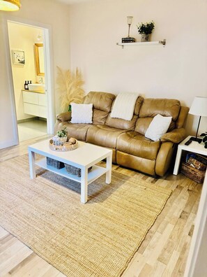 Living area - Spacious Niagara Escape 3 BR Private Backyard (Niagara Falls)