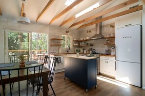 Fridge, microwave, oven, stovetop - All New, 3 Bdrms, HOT TUB, near town and trails (Idyllwild-Pine Cove)