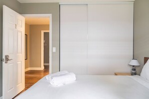 3 habitaciones, escritorio, tabla de planchar con plancha y wifi gratis 