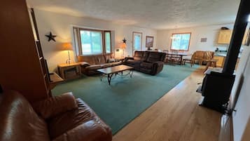 Una Smart TV, una chimenea