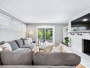 Smart TV, fireplace, foosball, books - Perfect 5BR By Campus | Game Room + 2 Kitchens (Athens)