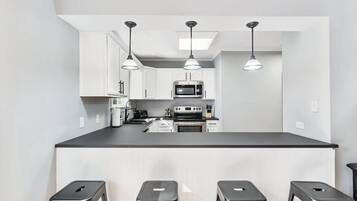 Réfrigérateur, four à micro-ondes, un four, surface de cuisson