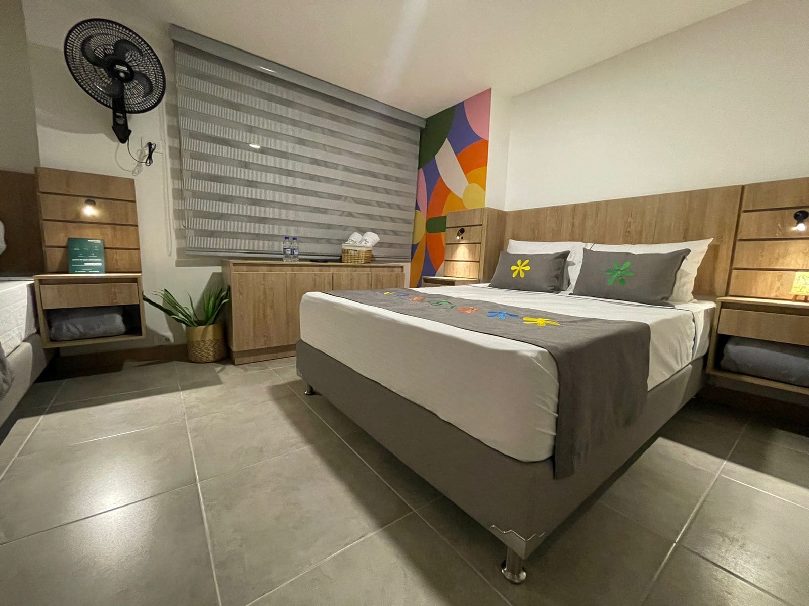 高级三人房 | 防过敏的被褥、办公桌、免费 WiFi、床单