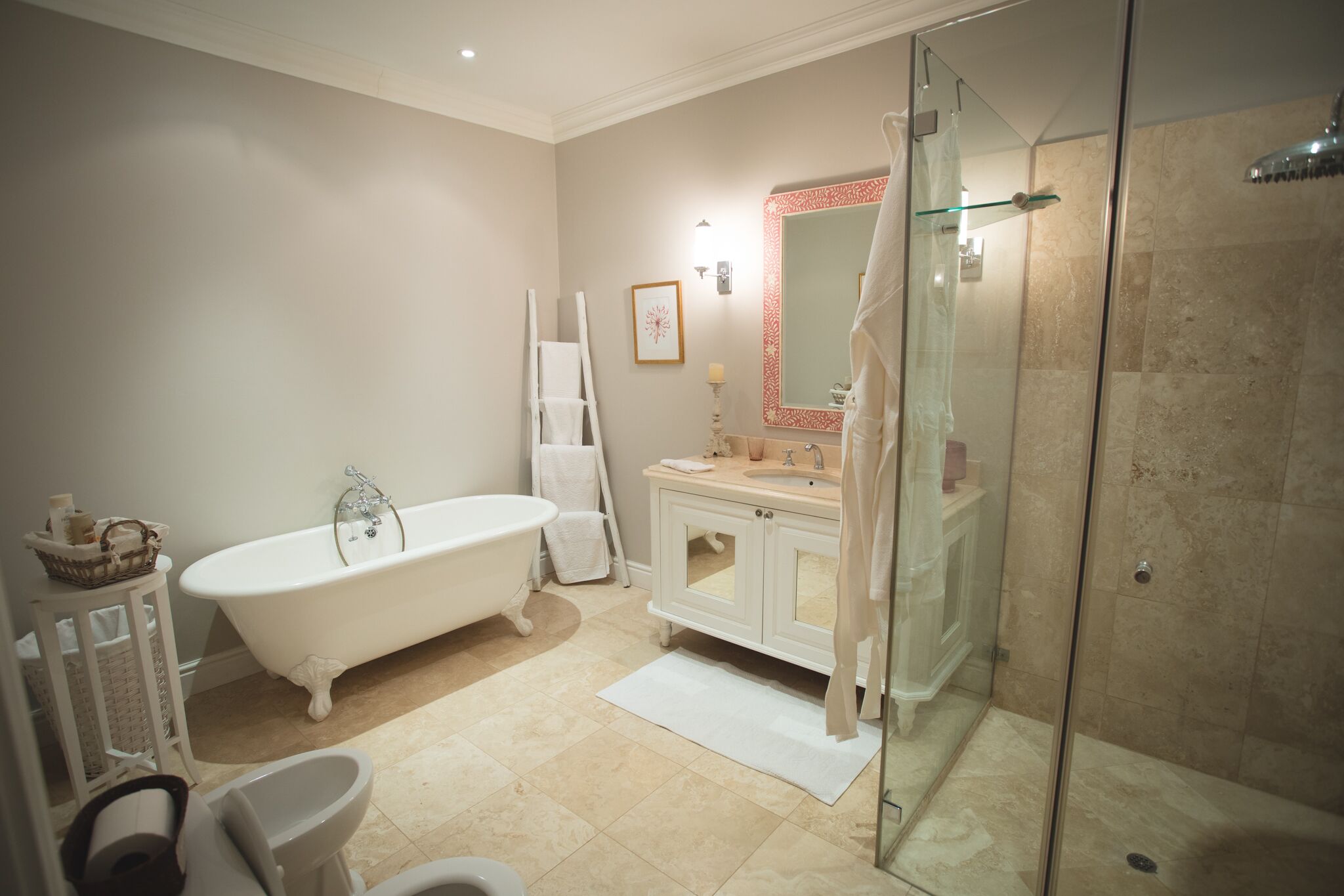 Een bad/douchecombinatie, een haardroger, een bidet, handdoeken