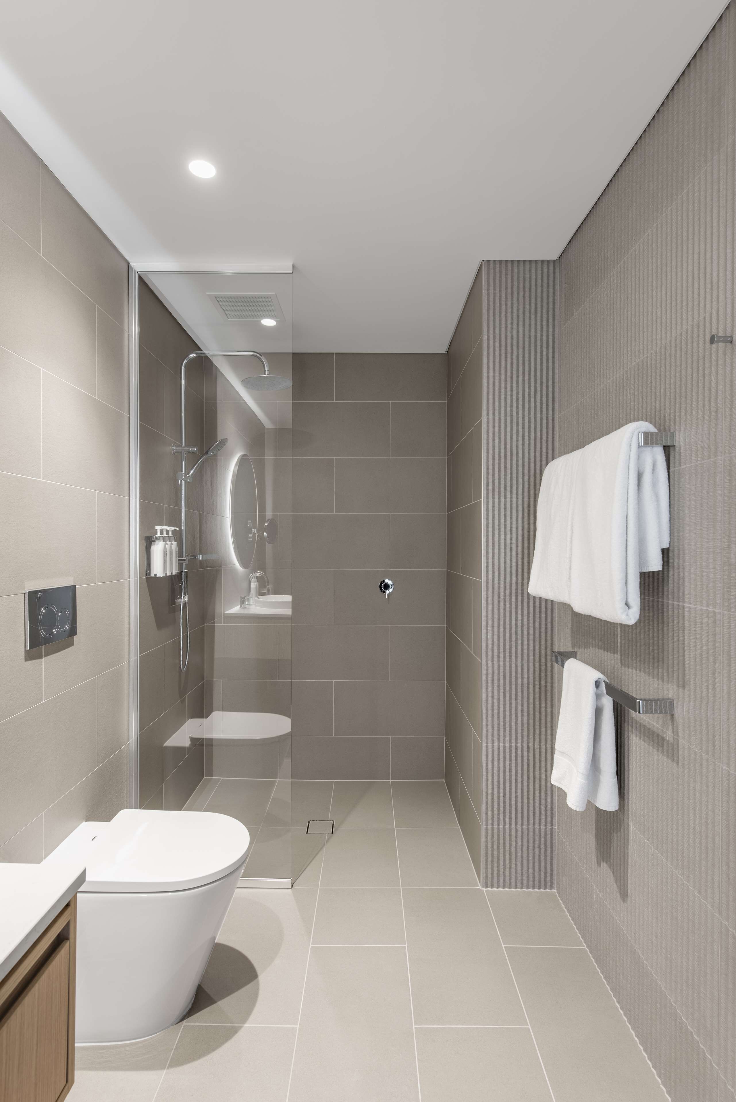 Amenidades de baño de diseñador, secadora de cabello, toallas, jabón 
