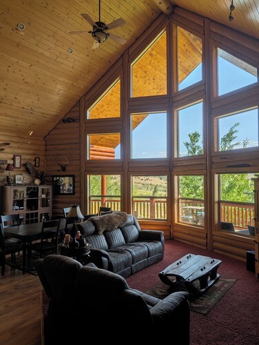 Private getaway near Bear Lake, ATV hike, cave tours, and kayaking, game room.