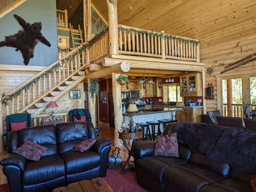 Private getaway near Bear Lake, ATV hike, cave tours, and kayaking, game room.