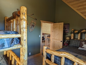 5 bedrooms, free WiFi, bed sheets - Private getaway near Bear Lake, ATV hike, cave tours, and kayaking, game room. (Ovid)
