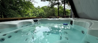 Northern Cottage with Hot Tub, Trent Lakes
