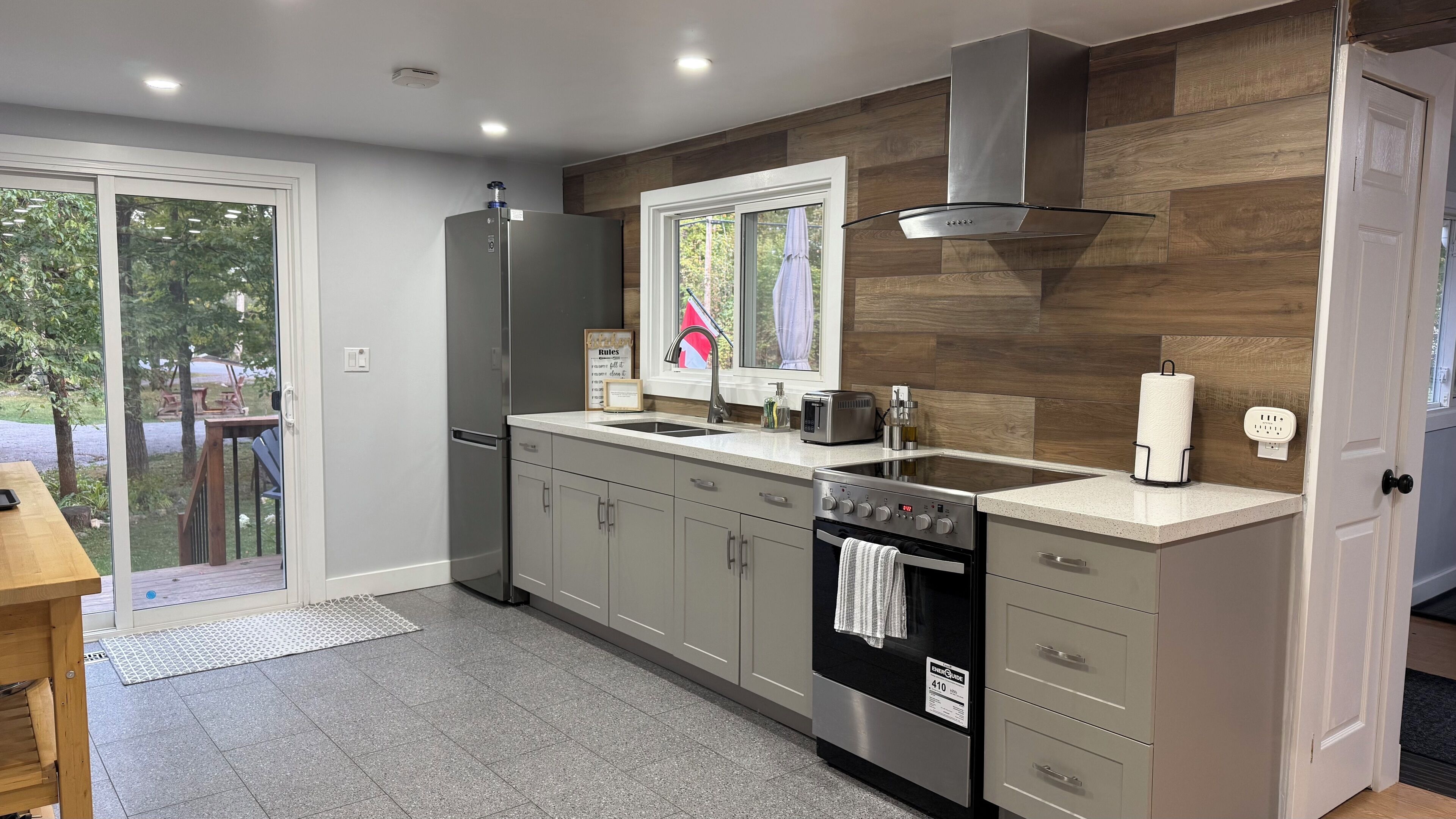 Coffee/tea maker, fridge, microwave, oven
