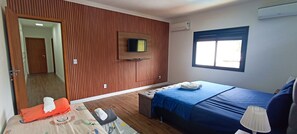 3 chambres, bureau, fer et planche à repasser, accès au Wi-Fi (inclus)